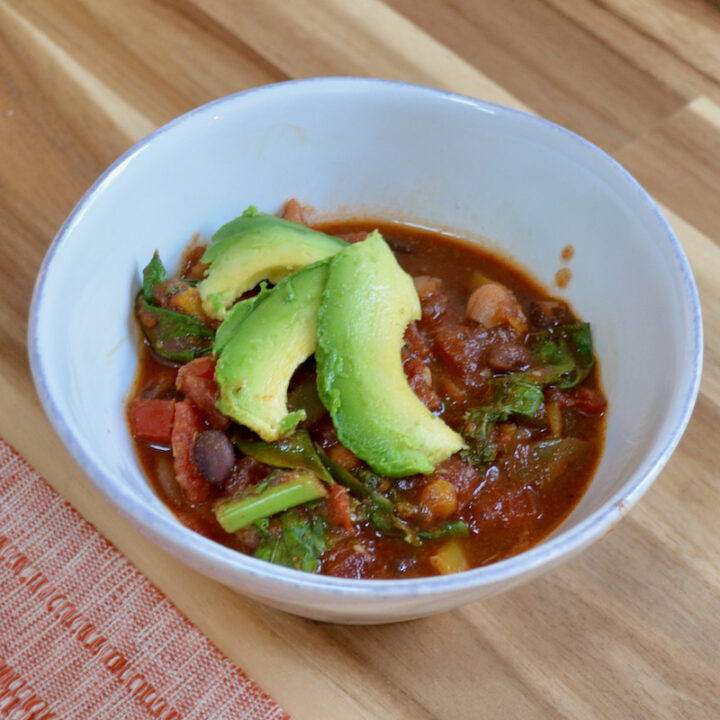 Simple and Delicious Vegetarian Chili (Cooktop or slow cooker)